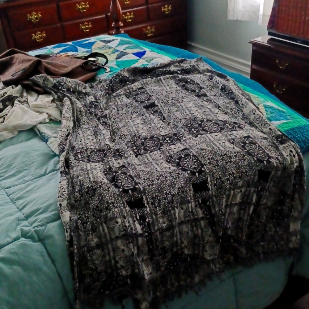 Vivante shawl with fringe